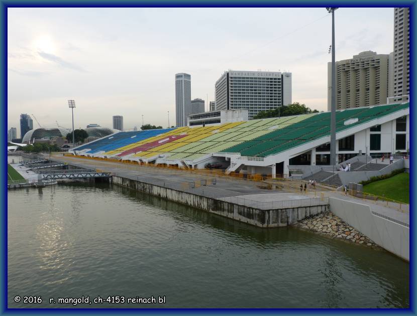 die riesige tribüne an der marina bay in singapur am 19.04.2012