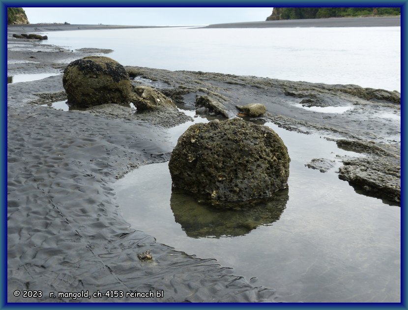 mini-boulders am strand bei tongaporutu (neuseeland nordinsel) am 07.02.2018