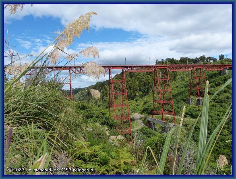 das eisenbahnviadukt über den makatote river im tongariro-nationalpark (neuseeland nordinsel) am 16.12.2017