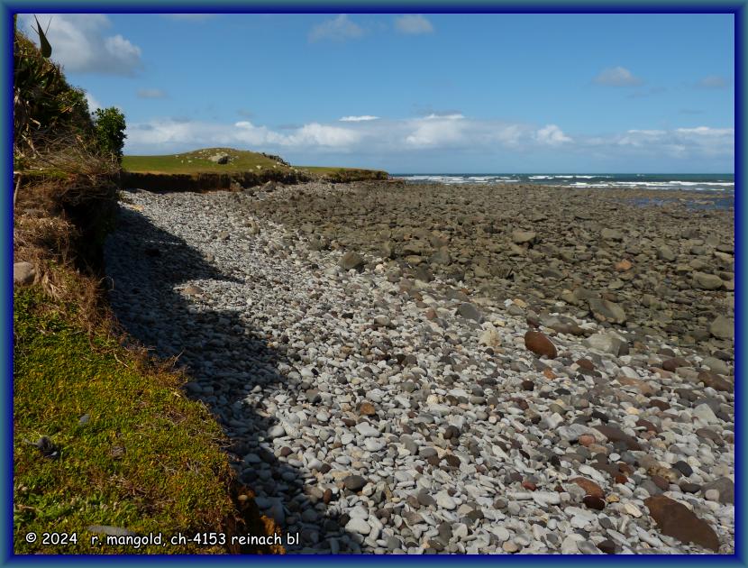 die steinige küste bei warea westlich des taranaki-vulkans (neuseeland nordinsel) am 06.02.2018