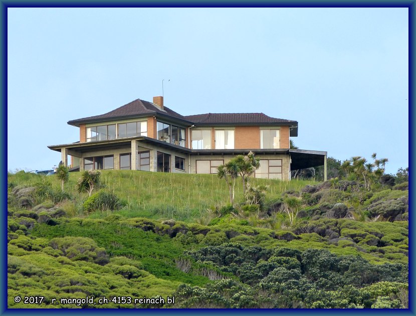 haus mit aussicht auf die bucht hoch ber dem wald