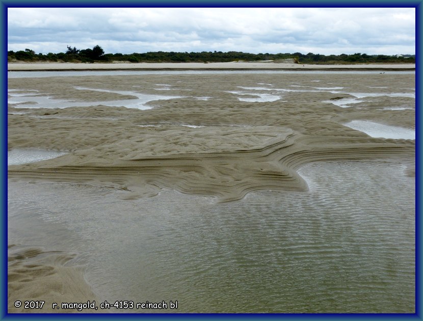 wunderschne, vom wasser in den sand geformte strukturen