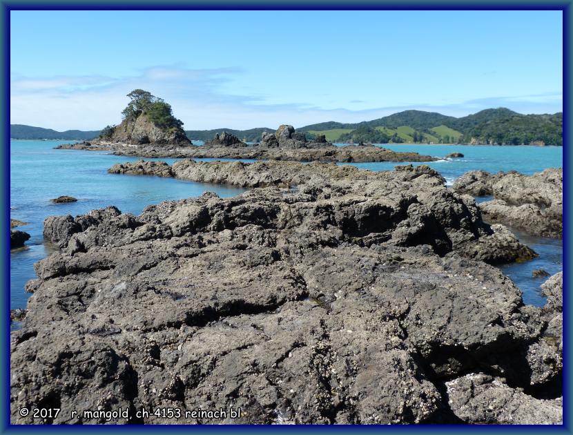 die zerklfteten lava-felsformationen rechts von unserem strand