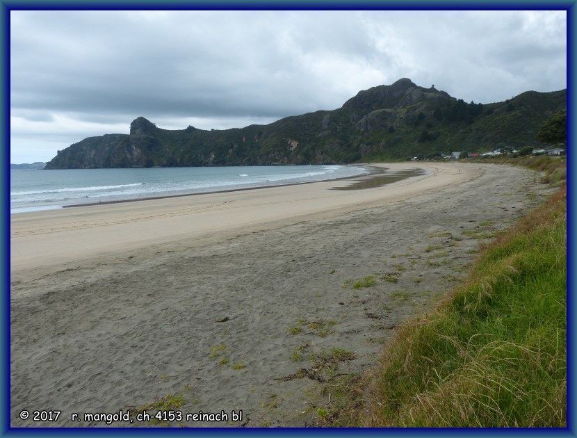 der strand der taupo bay mit blick nach rechts