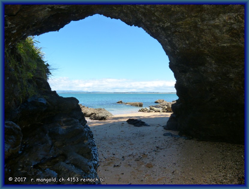 blick aus einer der vielen hhlen hier am strand