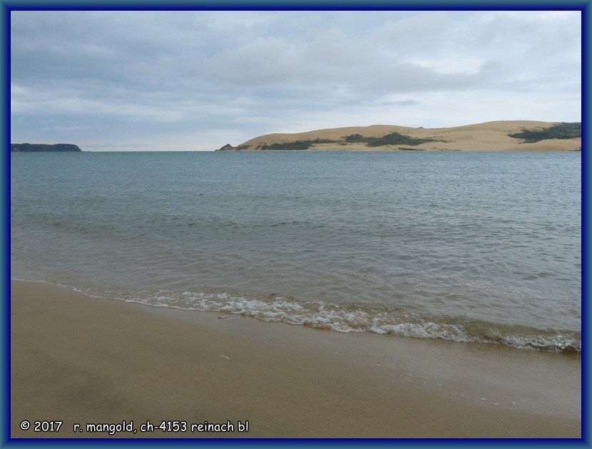 blick richtung offenes meer am strand unter dem campingplatz