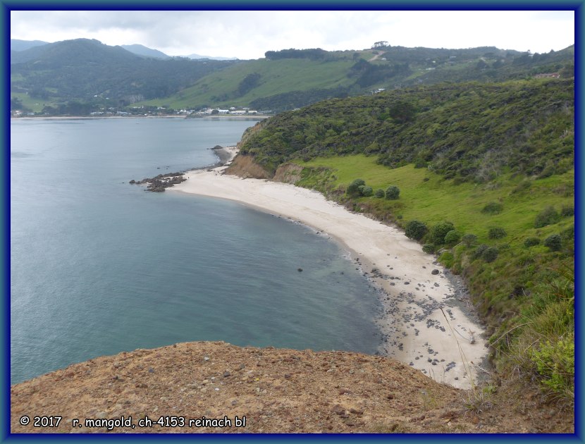 blick hinunter in die bucht von einer vorgelagerten klippe