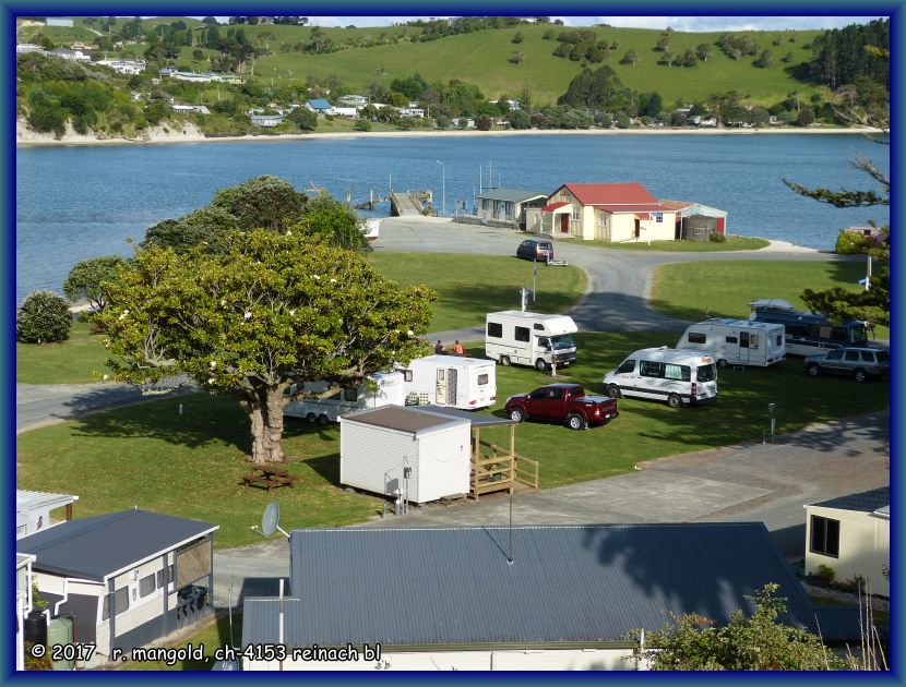 ... und hinunter auf den campingplatz mit unserem camper neben dem roten auto