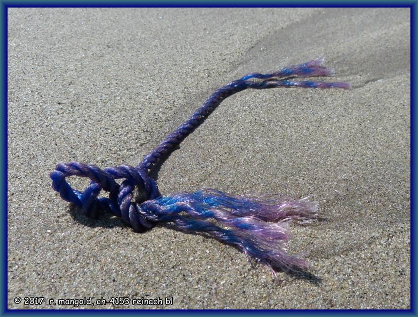 angeschwemmte, geknotete schnur am strand von papamoa