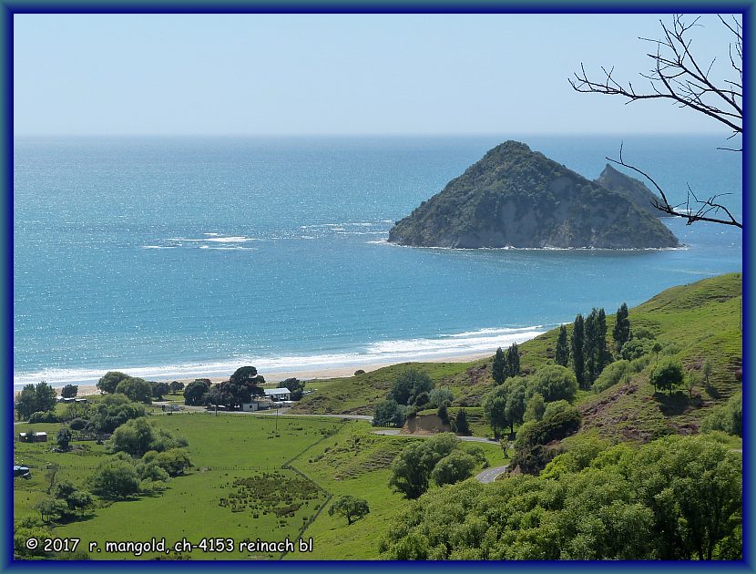 blick von der bergstrasse hinunter in die anaura bay, unserem heutigen bernachtungsort