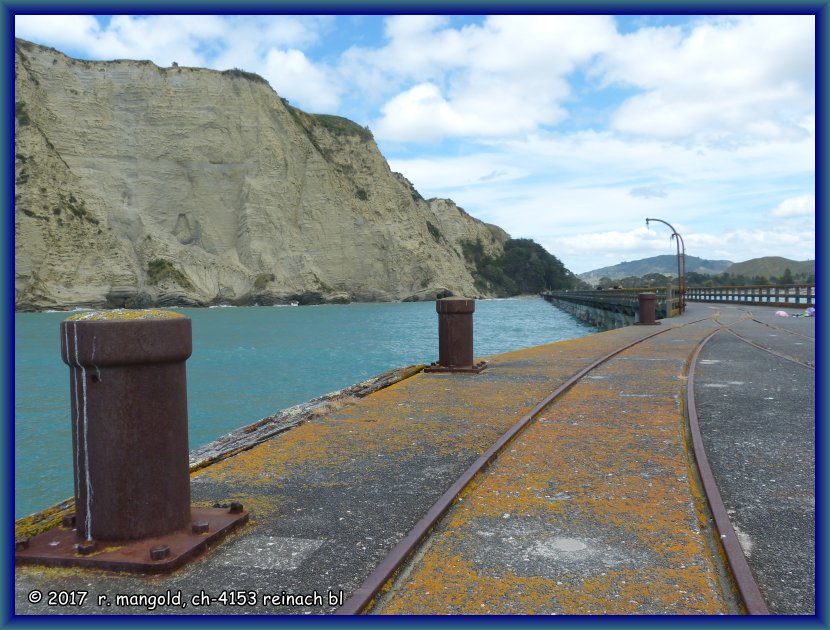 sicht vom ende des jetty zurck in die bucht und an die steilen felsen<