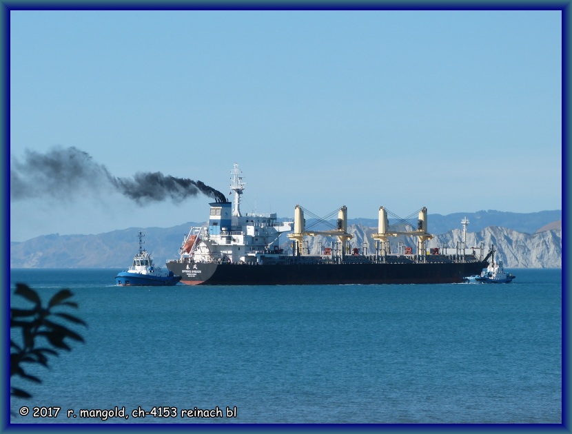 das gestern mit holz beladene schiff wird in gisborne aus dem hafengebiet geschleppt