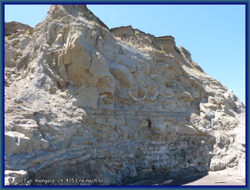 die struktur der felsen zwischen strasse und strand