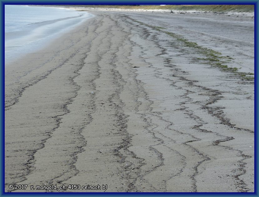 ein herrliches bild, von den wellen an den strand gemalt