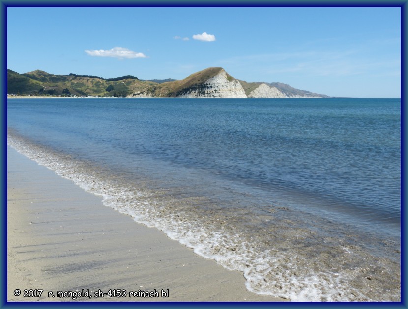 links neben der hgelkette lieg mahia beach direkt am meer