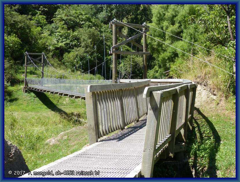 ber diese hngebrcke fhrt der weg zu den wasserfllen