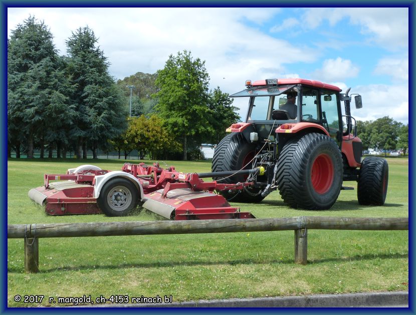 der rasen im park am hafen von taupo wird mit diesem riesending gem�ht