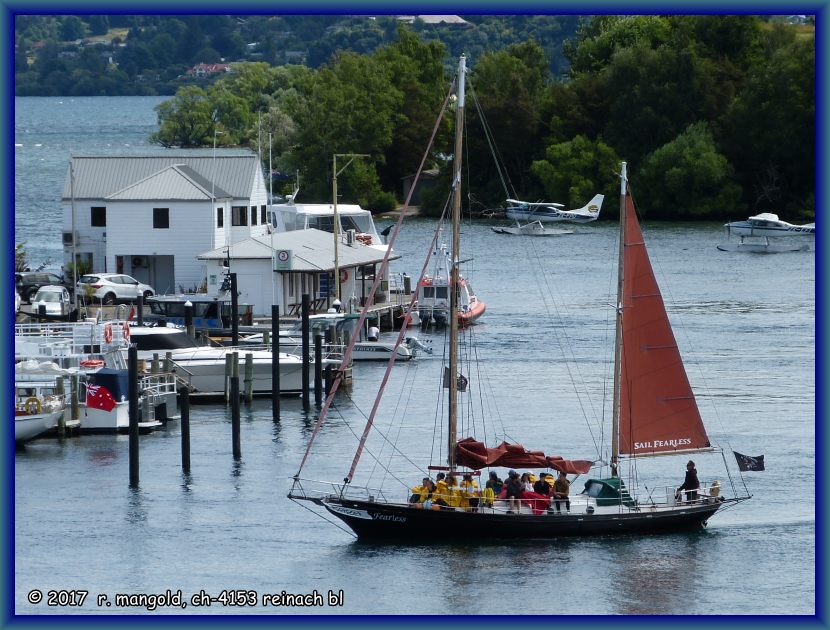 ein schulsegelschiff f�hrt zum anlegen in den hafen