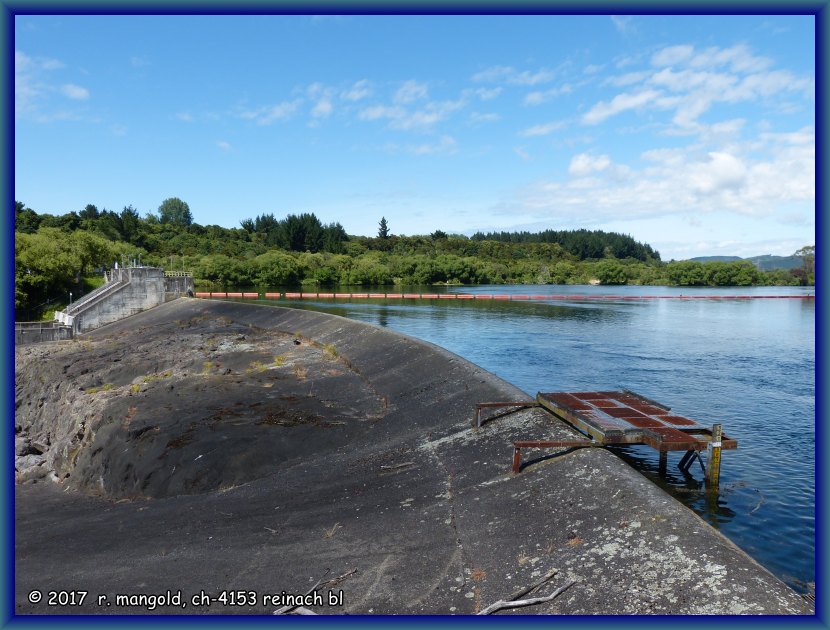 der zur aratiatia power station geh�rende stausee hat seinen zufluss von den huka falls