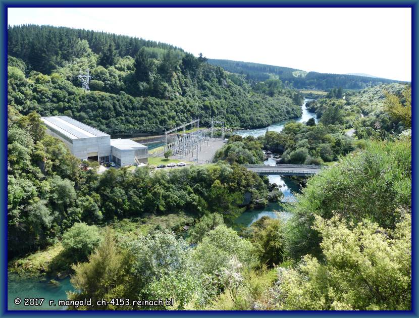 die kraftwerksanlagen unterhalb des staussees sind an die felsen gebaut
