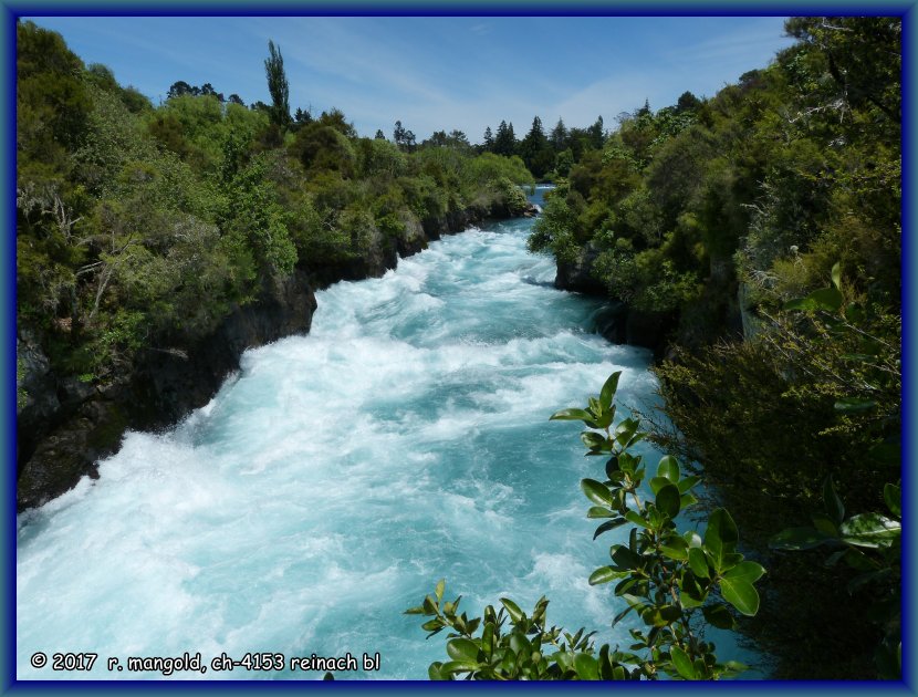 dieses wasser der huka falls fliesst in den aratiatia stausse zur stromerzeugung