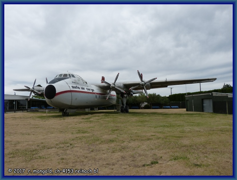 die argosy, ein frachtflugzeug, steht immer noch in der nhe von blenheim