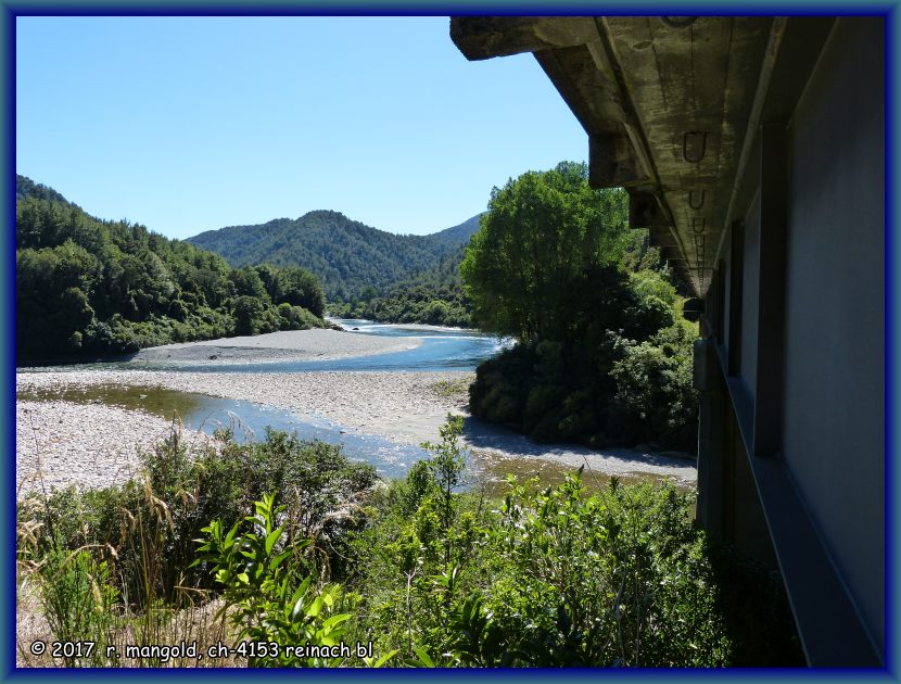 der zufluss des blackwater-rivers in den buller-river vom linken brckenkopf aus gesehen