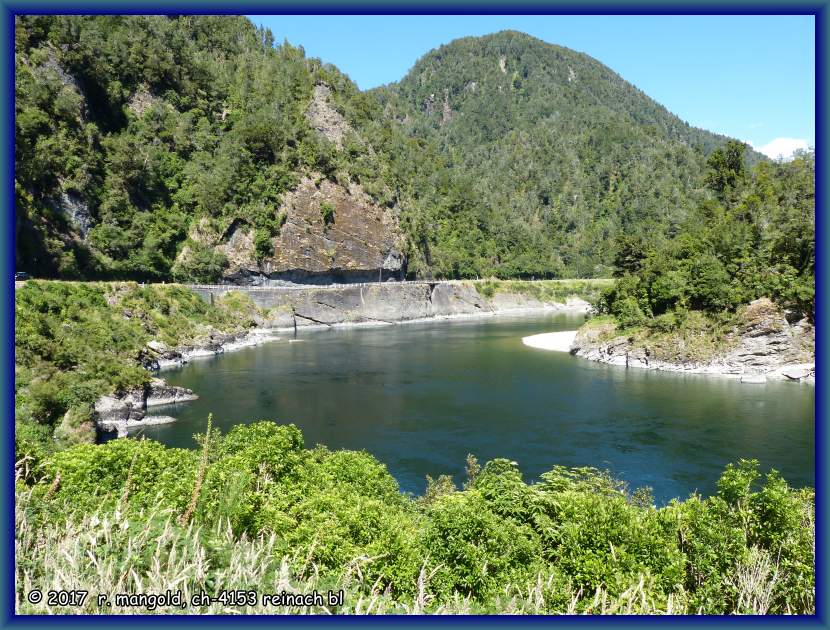 die markante schlaufe des buller-rivers mit der einspurigen strasse beim felsberhang