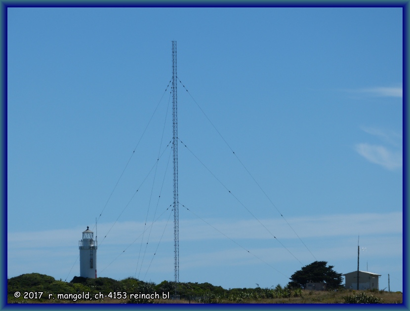 leuchtturm, antennenmast und betriebsgebude stehen am cape foulwind