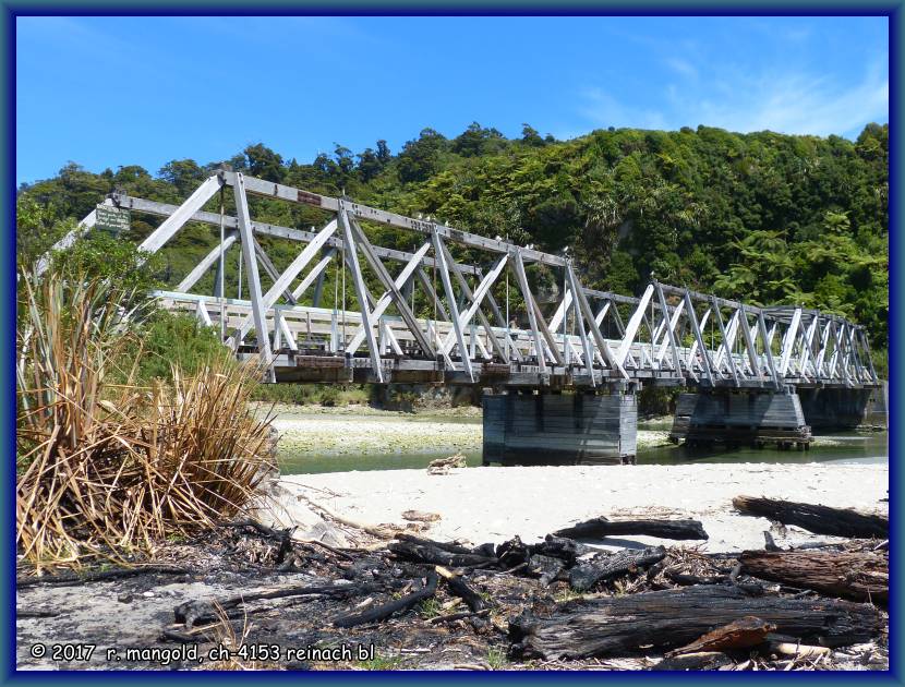 die alte strassenbrcke an der mndung des fox-rivers ins meer