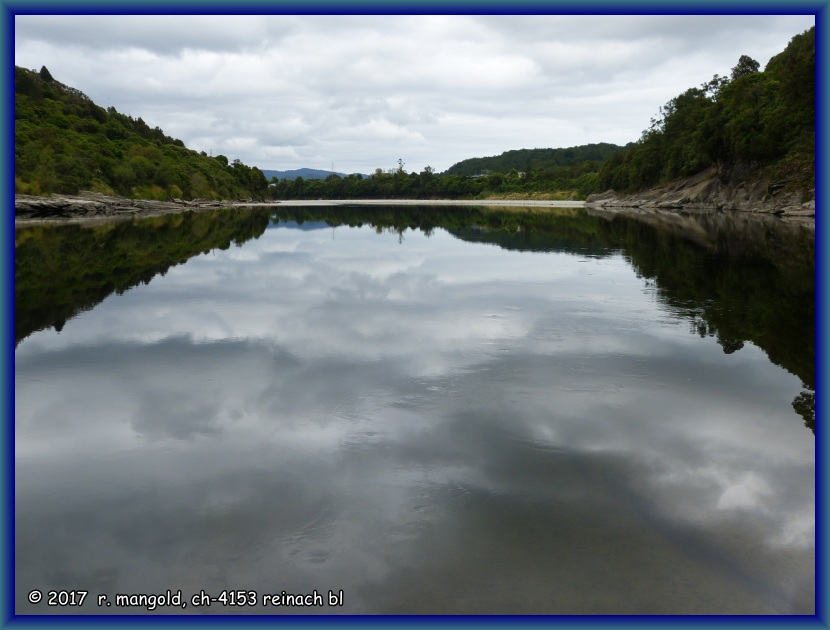 der grey-river mit blick richtung mndung in greymouth ist spiegelglatt