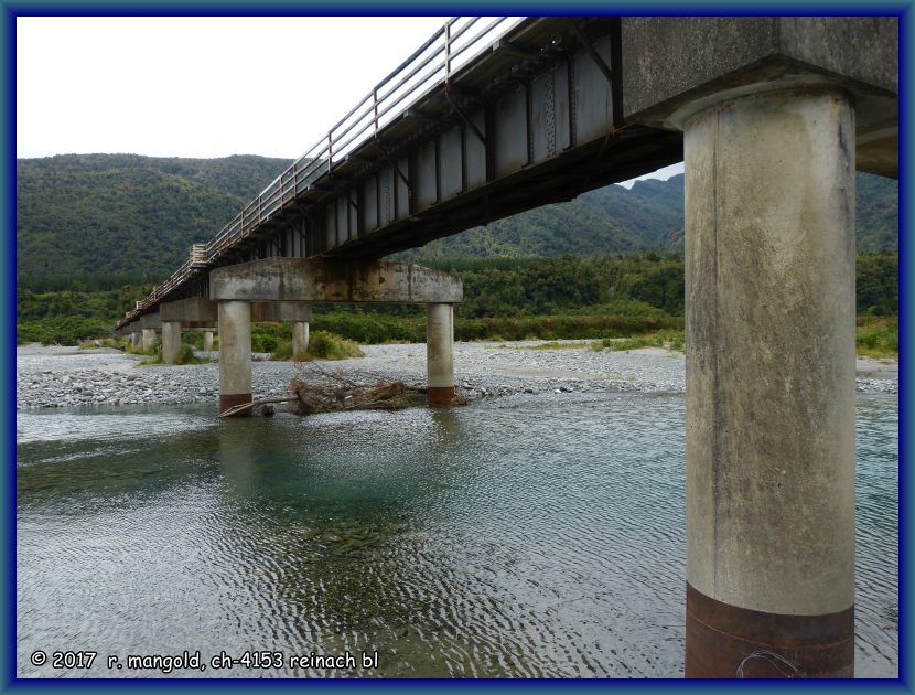 die eisenbahnbrcke ber den taramakau-river bei jacksons