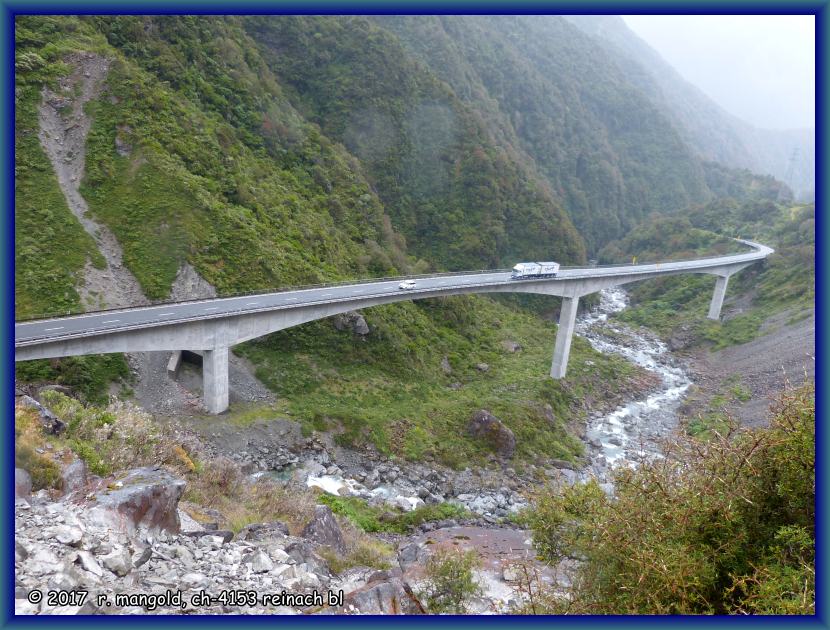 der eben passierte viadukt liegt unterhalb des aussichtspunktes