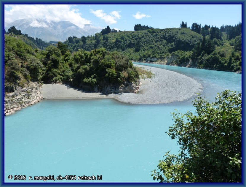 und die flussbiegung direkt oberhalb mit dem herrlich blauem wasser