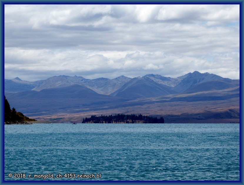 die motuariki-insel mitten im see und die sdalpenkette