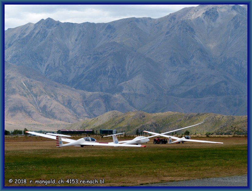 startbereite segelflugzeuge auf dem nahegelegenen flugplatz