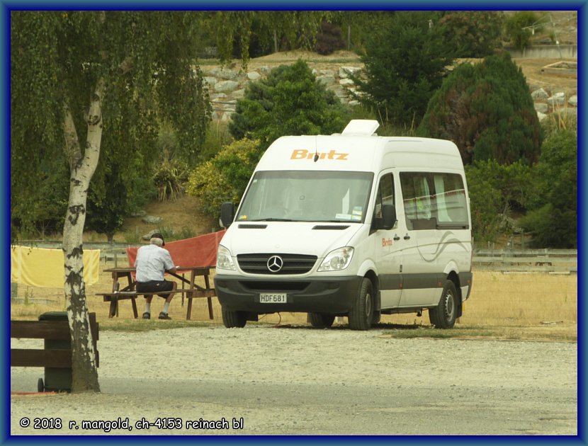 unser camperstandplatz am fuss eines berges mit abgebrannter vegetation