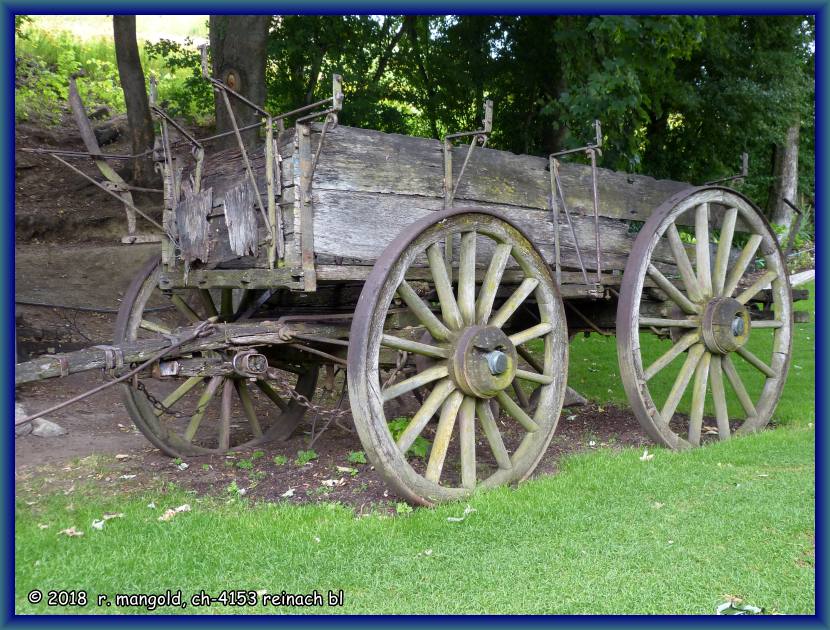 ein alter ladewagen im garten auf der rckseite des hotels