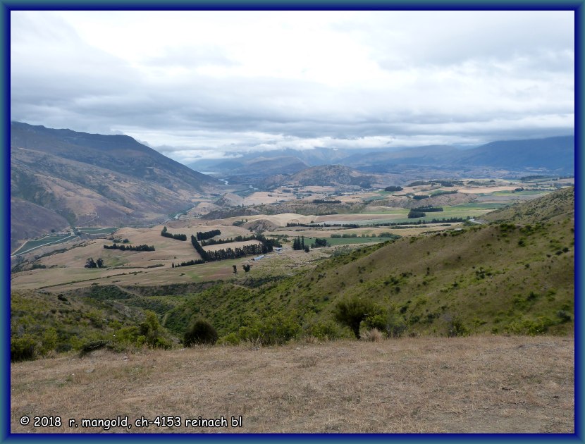 blick vom aussichtspunkt auf der passhhe in richtung queenstown