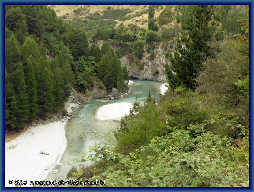 sicht vom strassenrand in die schlucht des lower shotover rivers