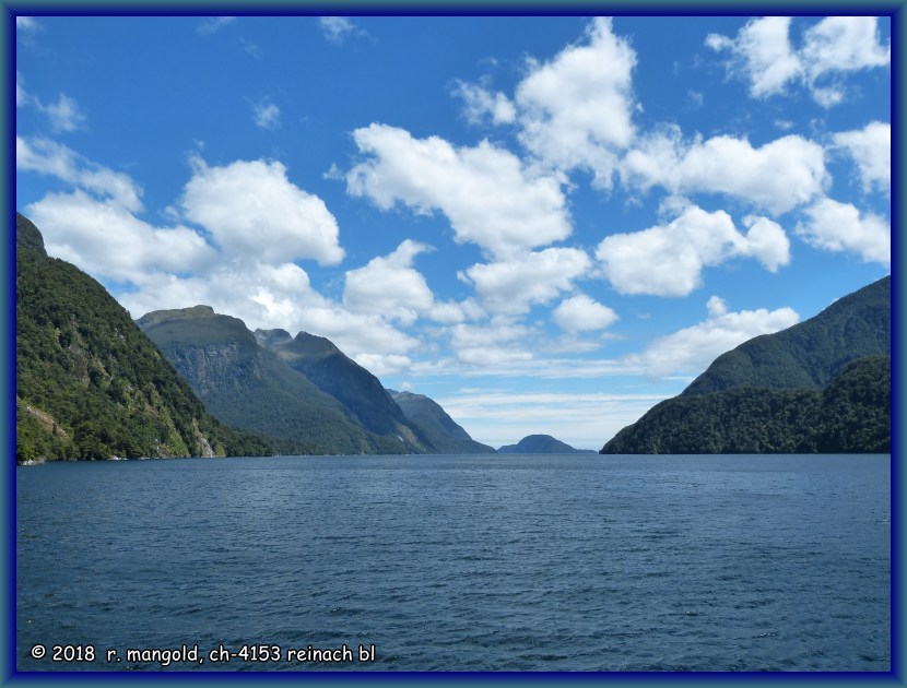 unten im doubtful sound und blick richtung ausgang zum meer