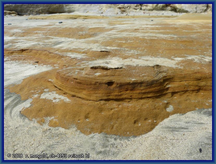 schn gefrbte sandstein-schichten in der gemstone-bucht auf strandhhe