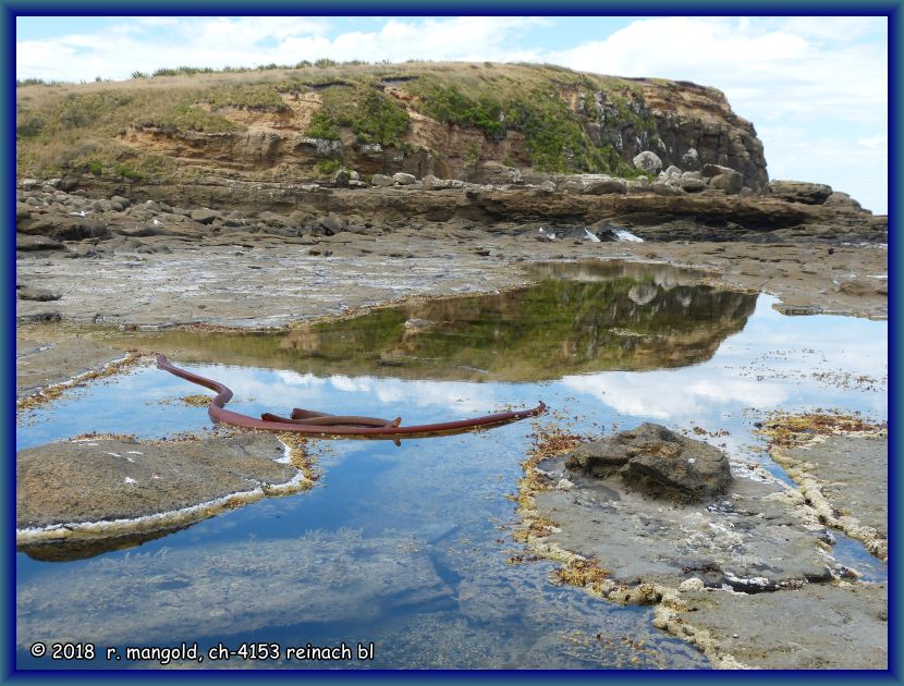 die steil abfallende hgelflanke spiegelt sich im wasser der letzten flut