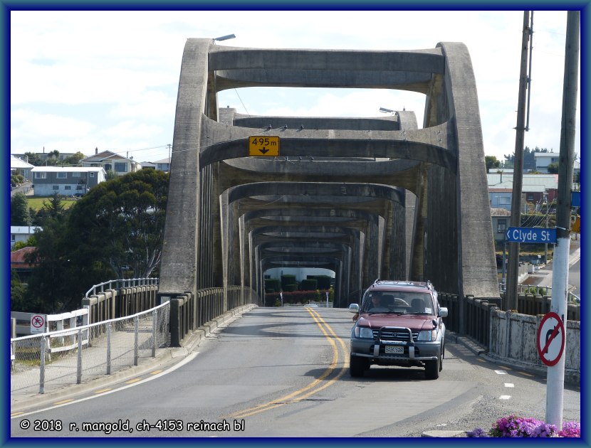 die gut frequentierte betonbrcke ber den clutha-river in balclutha