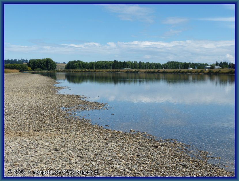 der ruhig dahinfliessende clutha-river flussaufwrts gesehen