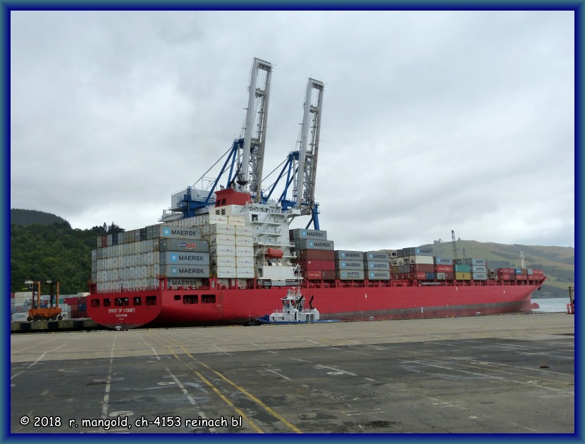 in port chalmers wird er zum entladen an die anlegestelle bugsiert