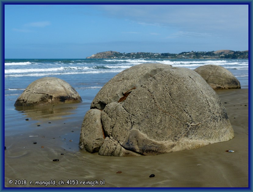 ein paar der boulders und am horizont die ortschaft moearki