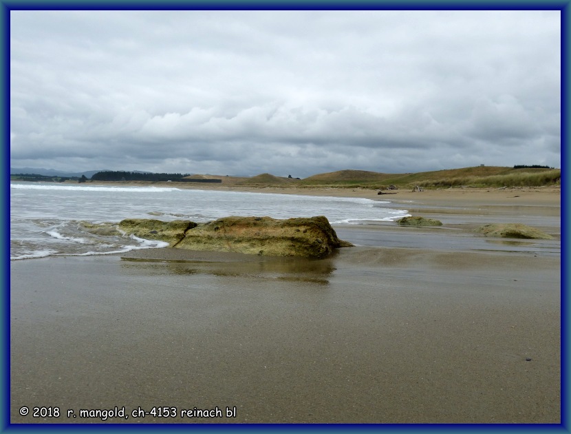 die bucht vom strand aus in die gleiche richtung gesehen