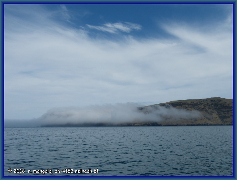 eine wolke schleicht den hgeln entlang in die bucht