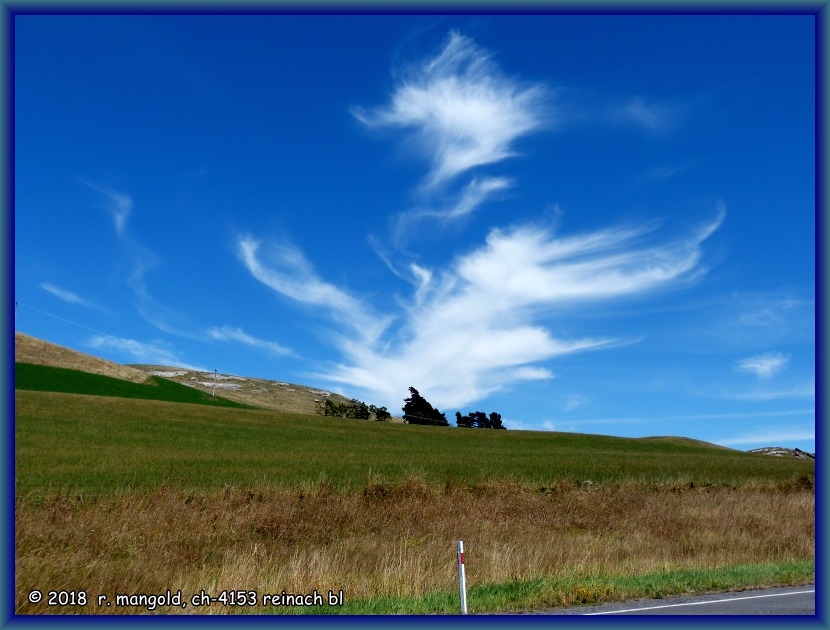 strahlend blauer sommerhimmel mit wunderbarer wolkenverzierung